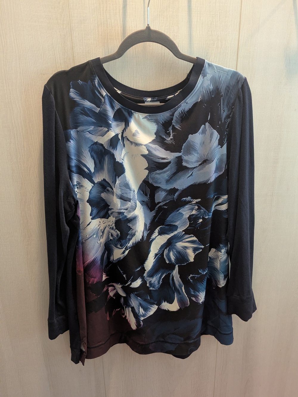 Chico's Size 3 (XL) Women's Navy Floral Print Long-Sleeve Top